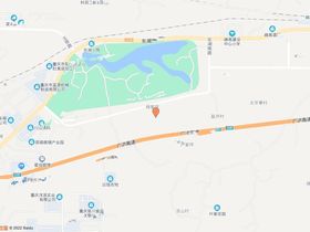 南临防护绿地，西临荣峰河段，北临东湖水库